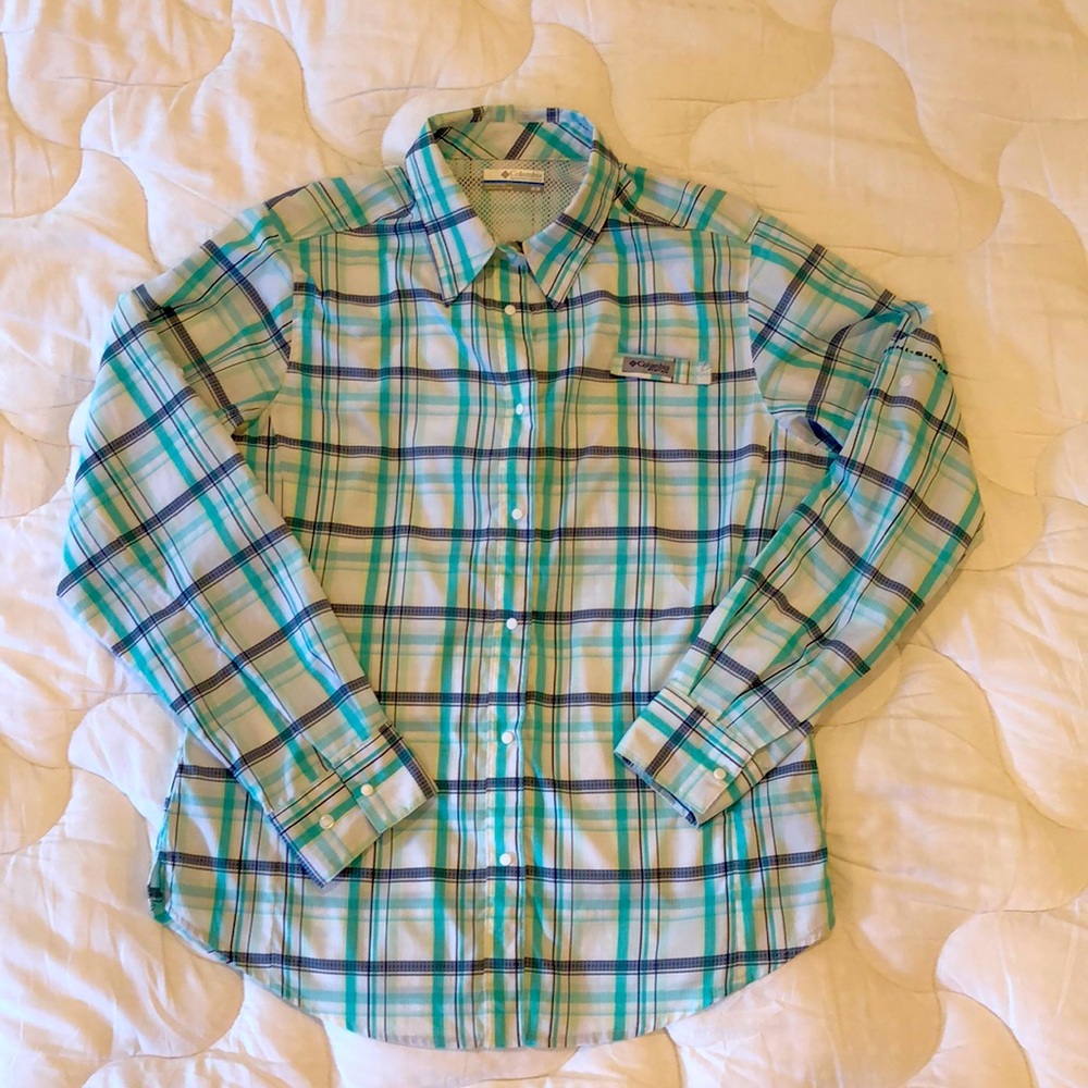Columbia quick dry lightweight long sleeve snap close shirt. Hidden zip pocket